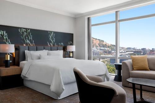 Grand Deluxe Family Room