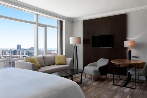 Grand Deluxe Family Room