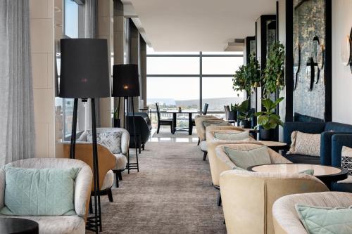 Grand Deluxe Family Room
