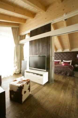 Honeymoon Suite