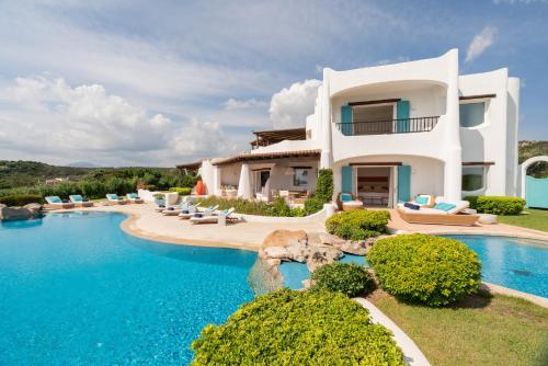 5 Bedroom Villa Smeralda, Villa, Seafront, Private pool