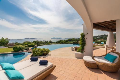 5 Bedroom Villa Smeralda, Villa, Seafront, Private pool