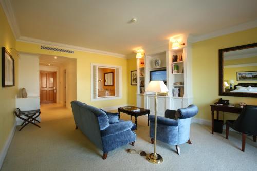 Deluxe Suite with Panoramic River View