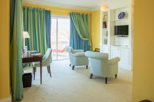Deluxe Suite with Panoramic River View