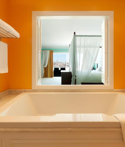 Deluxe Suite with Panoramic River View