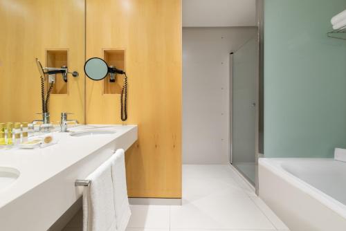 Family Suite (2 Adults + 2 Children)