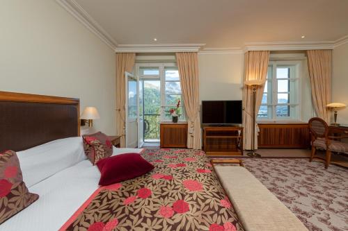 Suite with Lake View