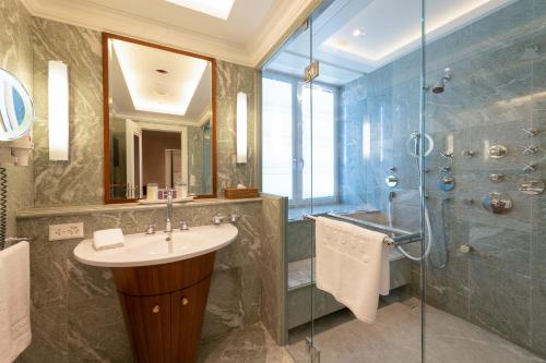 Suite with Lake View