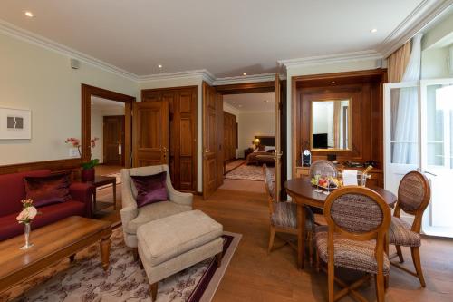 Suite with Lake View