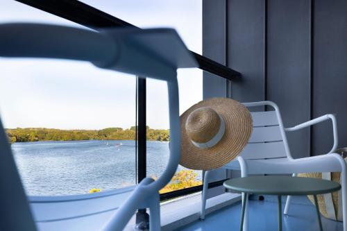 Superior room with lake view