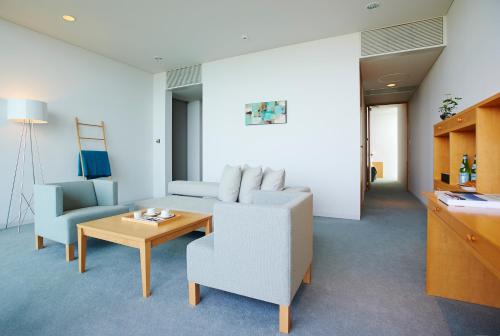 Two-Bedroom Suite with Extra Bed and Ocean View