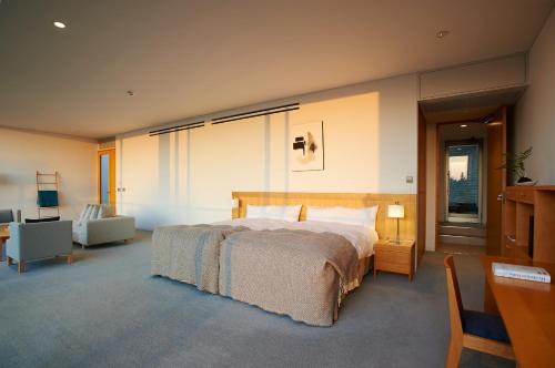 Suite with Sofa Bed and Open-Air Bath Lower Level Floor