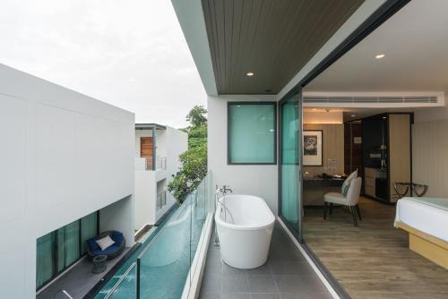 Deluxe Pool View Room