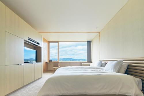 Hollywood Twin Room with View