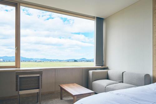 Hollywood Twin Room with View