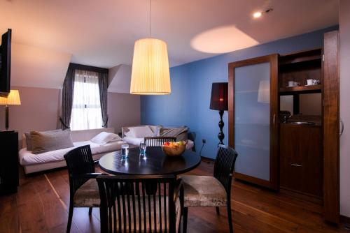 Family Room (2 adults + 2 children)