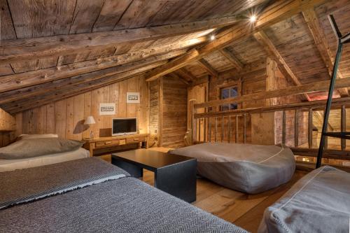 Family Suite (2 Adults + 2 Children)