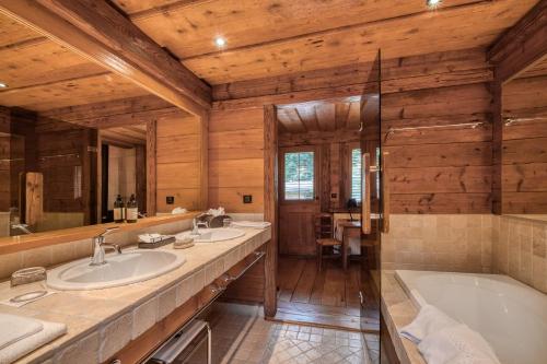 Family Suite (2 Adults + 1 Child)