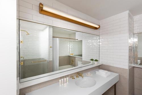 Deluxe Queen Suite