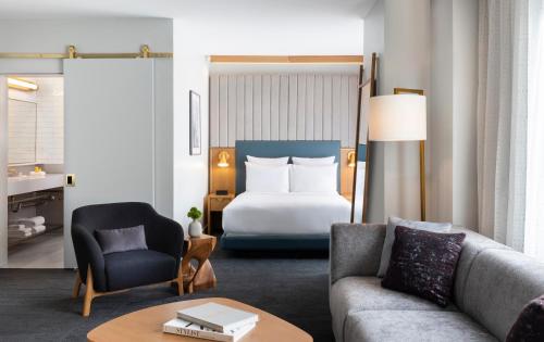 Deluxe Queen Suite