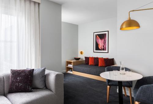 Deluxe Queen Suite
