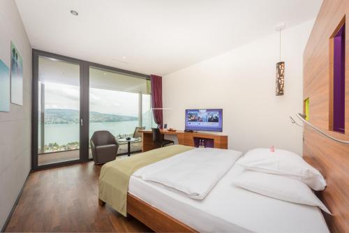 Panorama Club Room with Lake View
