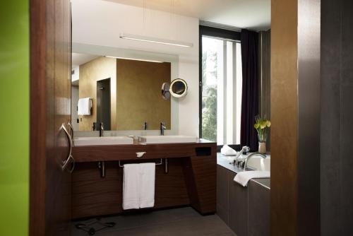 Panorama Club Room Lake View