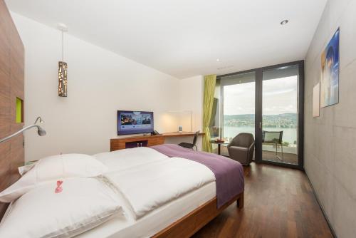 Lifestyle Room with Lake View