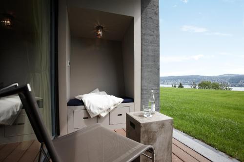 Lifestyle Room with Lake View
