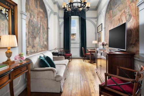 Deluxe King Suite with River View 