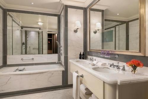 Contemporary Luxury King Suite with River View
