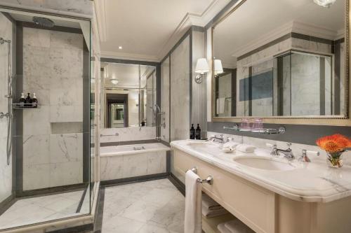 Contemporary Luxury King Suite with River View