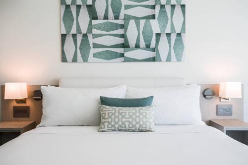 Partial Ocean View 1 Bedroom Suite, 1 King Bed, Balcony