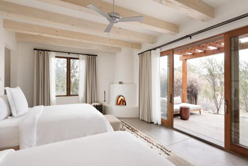 Deluxe Two Queen Casita