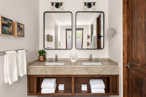 Deluxe Two Queen Casita