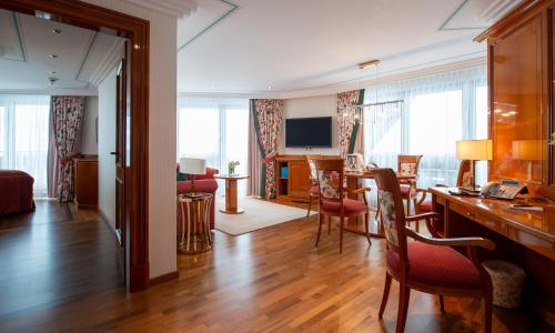 Luxury Suite with Valley View
