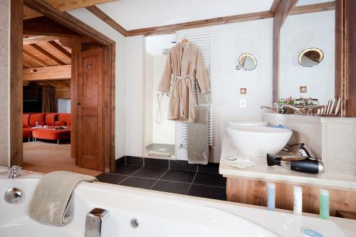Family Suite (2 Adults + 2 Children)