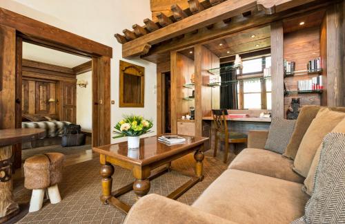 Family Suite (2 Adults + 2 Children)