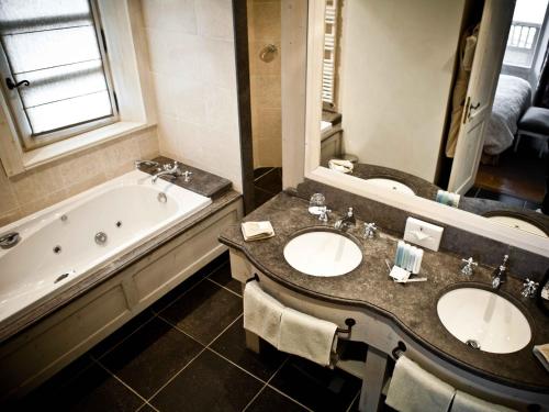 Deluxe Family Suite (2 Adults + 2 Children)