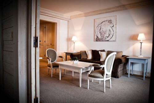 Deluxe Family Suite (2 Adults + 2 Children)