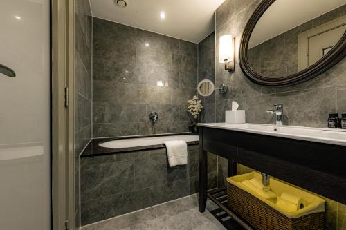 Signature Suite