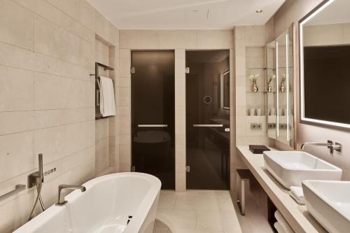 Deluxe Double Room with Partial Lake View