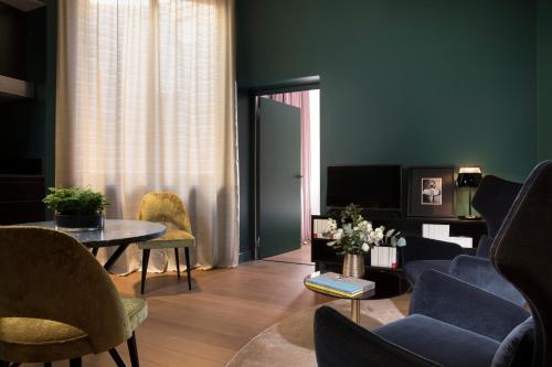 Signature Suite