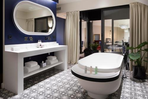 Cardinal Suite