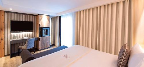 Deluxe Room (2 Adults + 1 Child)