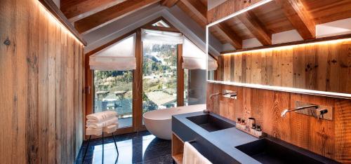 Rooftop Suite with Mountain View