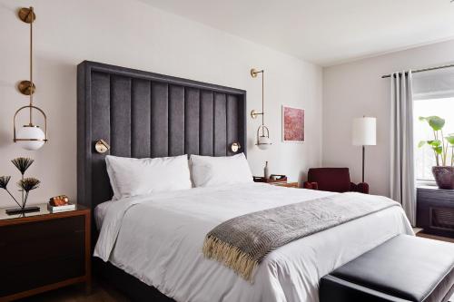 Deluxe Corner Suite