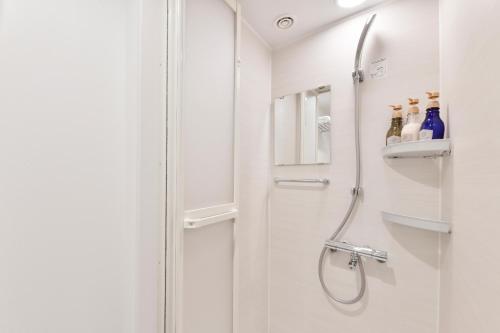 Single Room with Shower Booth - Non-Smoking