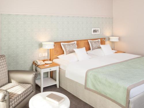 Deluxe Double Room with Side Sea View