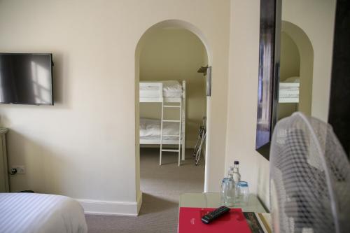 Family Room (2 adults + 2 children)